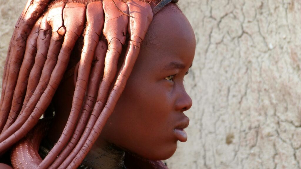 pexels-smadar-bergman-1529782-8442928-1024x575 Estilos de cabelo tradicionais da etnia Himba na Namíbia