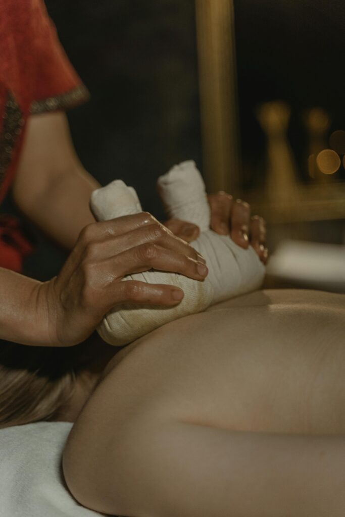 pexels-tima-miroshnichenko-6187421-683x1024 Ayurveda: a medicina indiana baseada em equilíbrio