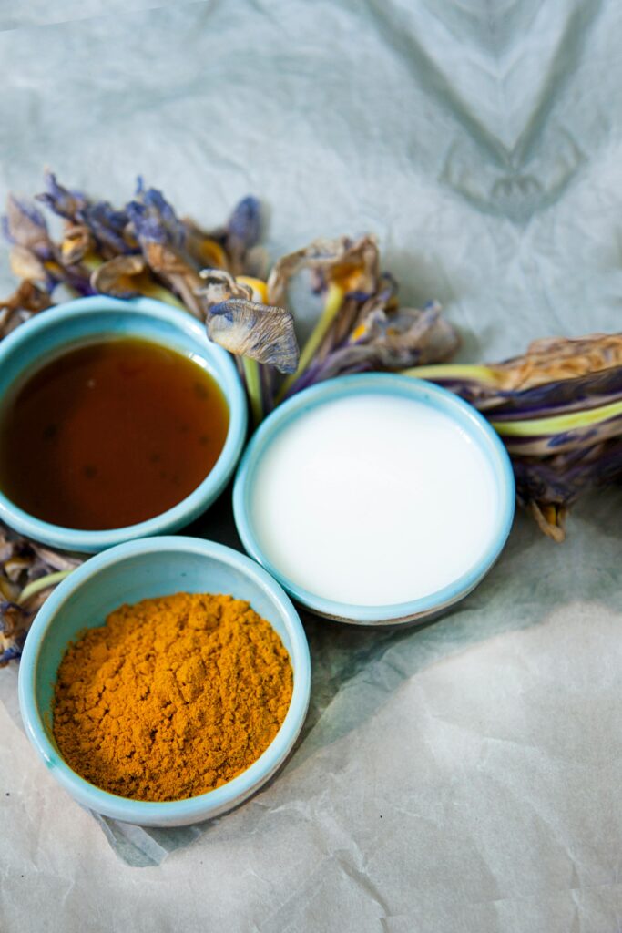 pexels-galiiya-20689216-683x1024 Cúrcuma com leite: a bebida anti-inflamatória da Índia